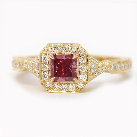 Fancy Purplish Red Argyle Side Stone Diamond Ring, ARTIKELNUMMER c5042 (0,52 Karat TW)